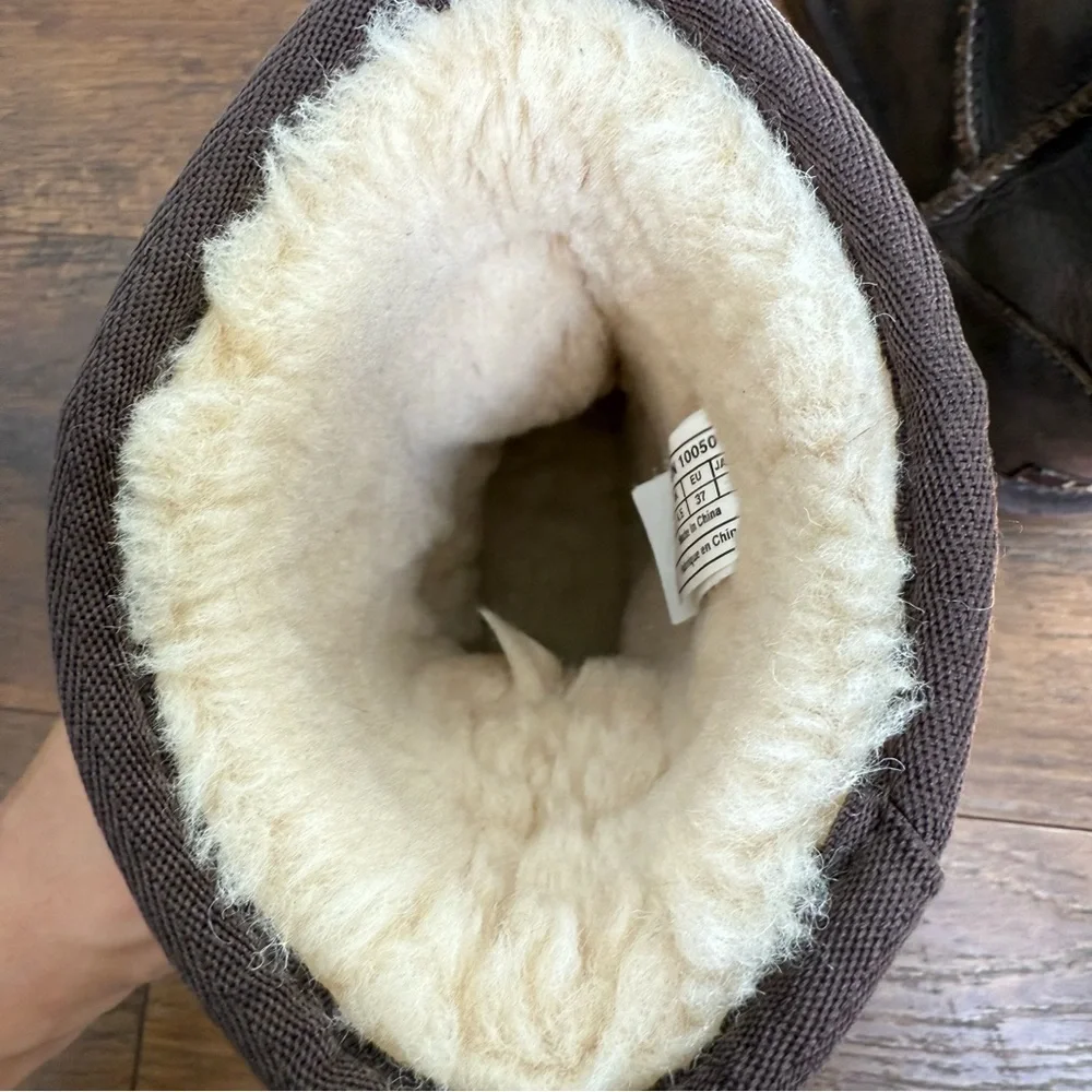 UGG Size 6 Classic Short Chocolate Brown Boots